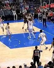 乐鱼网站-布耶径直杀入禁区上篮再中，太阳领先雷霆至20分