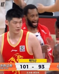 离谱！某记者挖坑提问禁忌问题，卢伟识破陷阱愤怒离场送上眼神杀|上海男篮|王哲林|张镇麟|球队|裁判_新浪体育_新浪新闻