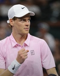 乐鱼官方-大师赛100胜！辛纳两盘抢七险胜梅总夺冠 生涯第25冠连创纪录